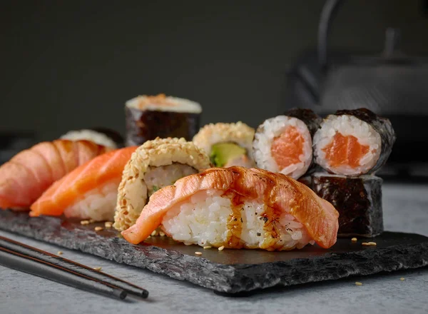 Tányér Különböző Sushi Éttermi Asztalon Szelektív Fókusz — Stock Fotó