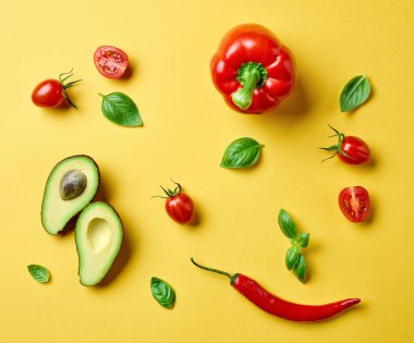 Sarı arka planda çeşitli taze taze sebzelerin düz konumu, üst görünüm