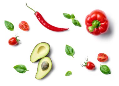 Beyaz arka planda izole edilmiş çeşitli taze sebzelerin düz konumu, üst görünüm