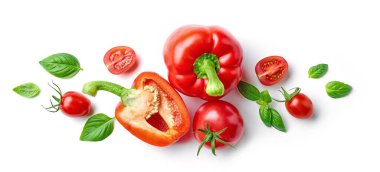 Beyaz arka planda izole edilmiş çeşitli taze sebzelerin bileşimi, üst görünüm