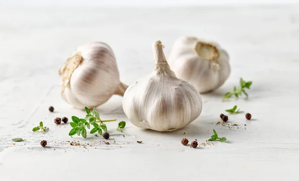 Zusammensetzung Von Knoblauch Und Gewürzen Auf Weißem Küchentisch — Stockfoto