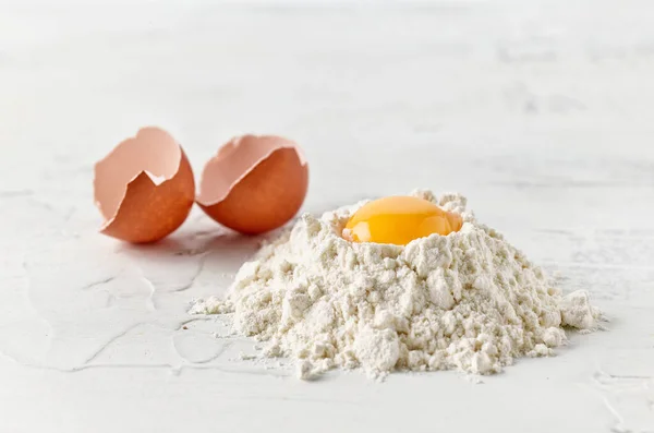 Farinha Gema Ovo Mesa Cozinha Branca — Fotografia de Stock