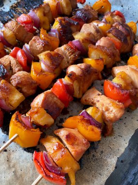 Tavada ızgara tavuk ve sebze şişi.