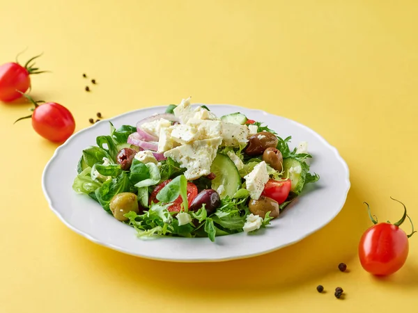 Teller Mit Frischem Gemüsesalat Mit Griechischem Käse Auf Gelbem Hintergrund — Stockfoto