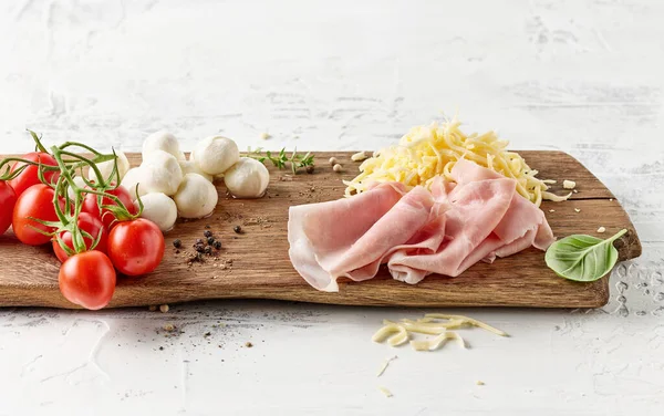 Vari Ingredienti Della Pizza Sul Tagliere Legno Rustico — Foto Stock