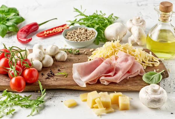 Varios Ingredientes Pizza Tabla Cortar Madera Rústica — Foto de Stock