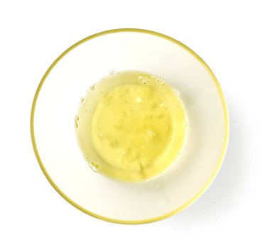 Beyaz arka planda izole edilmiş yumurta beyazı kasesi.