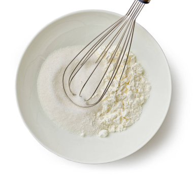 Krema yapmak için bir kase şeker ve mısır nişastası beyaz arka planda izole edilmiş, üst manzara