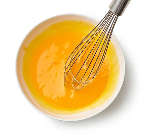 一碗混合蛋黄 在白色背景上分离 顶部视图 — 图库照片