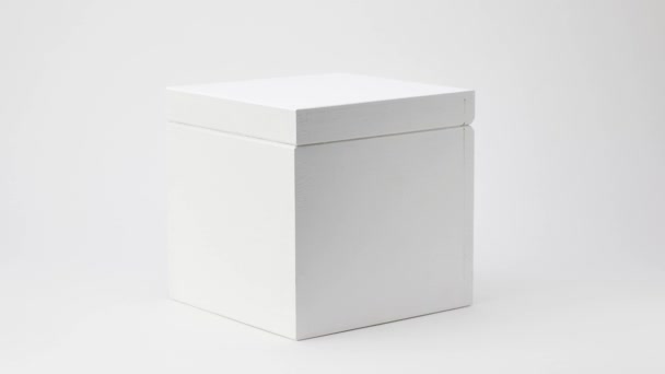 白い背景に抽象的な白木の箱を回転させ動きを止め — ストック動画