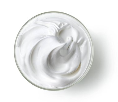 Beyaz arka planda izole edilmiş çırpılmış yumurta beyazı ve krema kasesi.