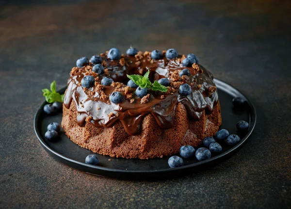 Nybakad Chokladkaka Dekorerad Med Smält Choklad Och Färska Blåbär Svart — Stockfoto