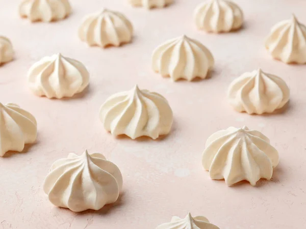 Vers Gebakken Meringue Koekjes Roze Achtergrond — Stockfoto