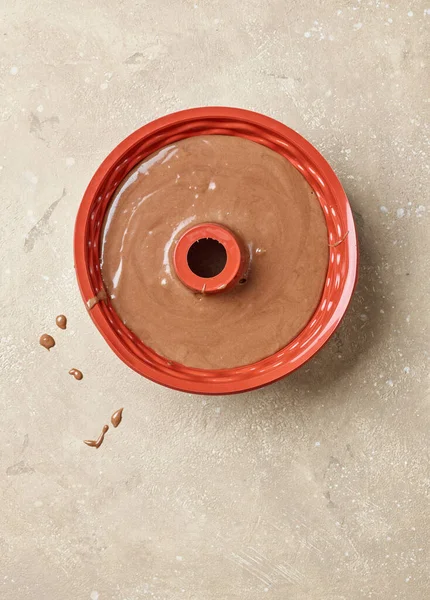 Chocoladetaart Deeg Bakvorm Beige Kleur Keukentafel Bovenaanzicht — Stockfoto