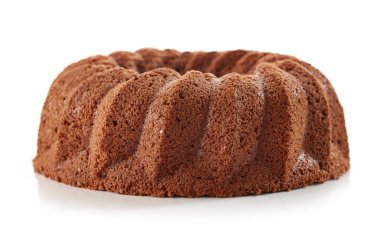 Beyaz arka planda izole edilmiş taze pişmiş çikolatalı pasta