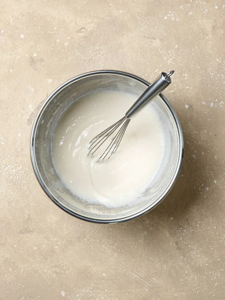 Oeufs Battus Sucre Dans Bol Métal Sur Table Cuisine Couleur — Photo