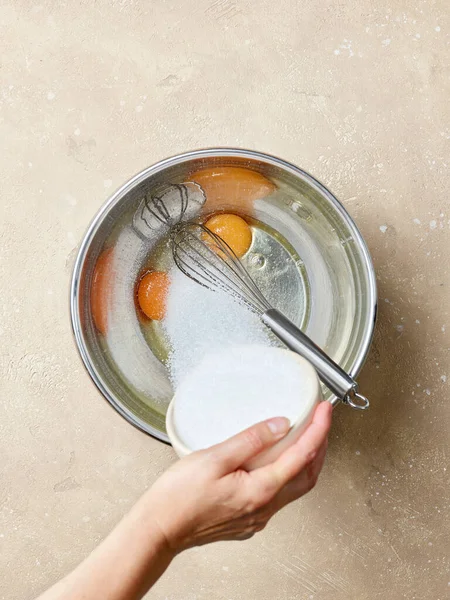 Azúcar Añade Los Huevos Recipiente Metal Mesa Cocina Color Beige — Foto de Stock