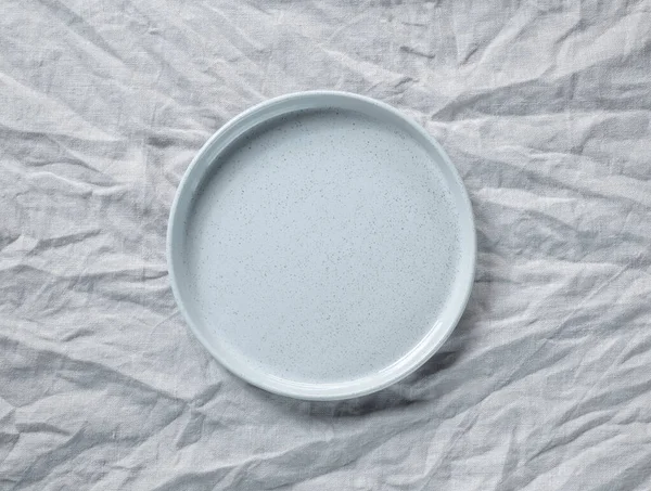 Empty Grey Plate Crumpled Linen Fabric Background Top View — Stock Photo, Image