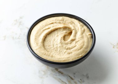Humus mutfak masasında kase