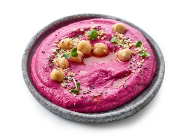 Beyaz arka planda izole pancar humusu tabağı