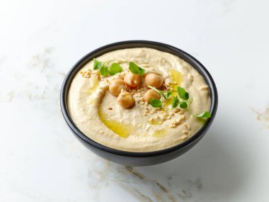 Humus mutfak masasında kase
