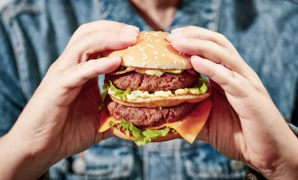 Zblízka Burger Lidských Rukou Filtrovaný Obraz — Stock fotografie