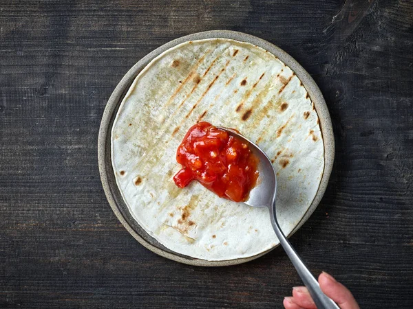 Mexikói Kajás Taco Készítésének Folyamata Tányér Gluténmentes Tortilla Kanál Salsa — Stock Fotó