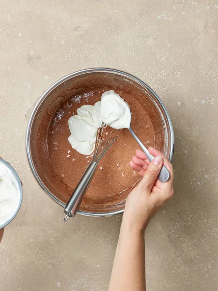 Proceso Fabricación Masa Pastel Chocolate Agregando Yogur Masa Vista Superior —  Fotos de Stock