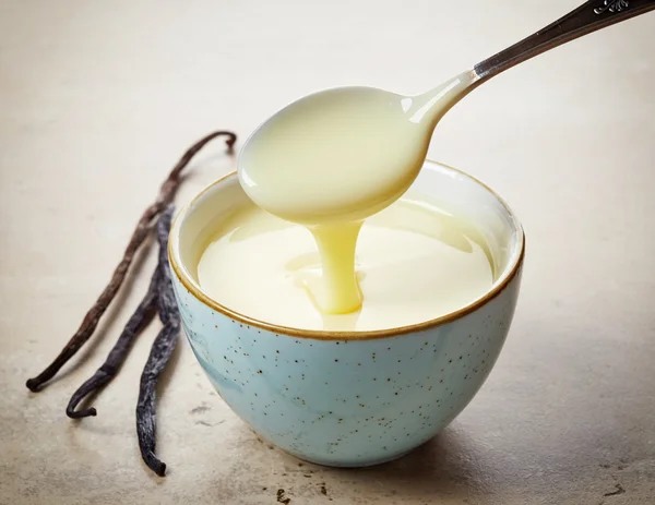 Kom van eigengemaakte vanille saus — Stockfoto