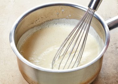 bir kap içinde vanilya sosu yapmak 