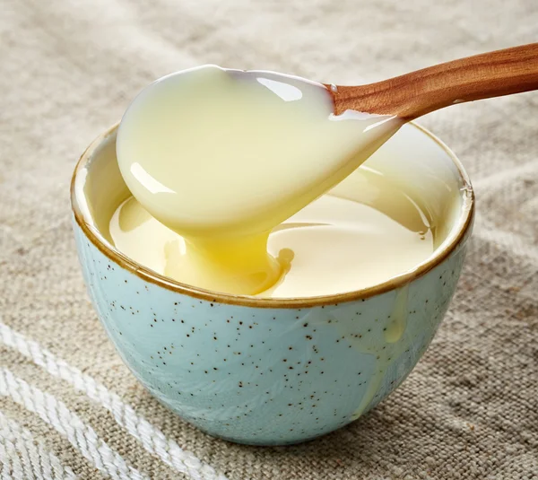 Kom met vanille saus — Stockfoto