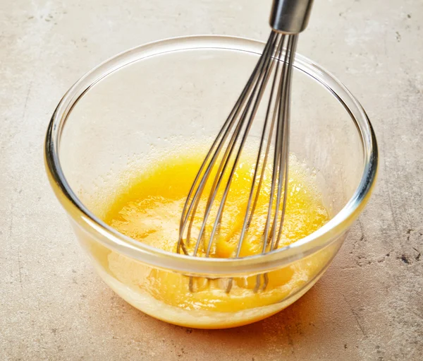 Pisket eggeplomme med sukker – stockfoto