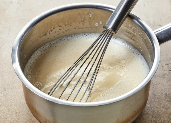 Hacer salsa de vainilla en una olla —  Fotos de Stock