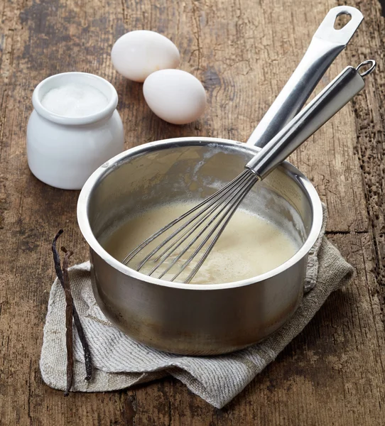 Изготовление ванильного соуса — стоковое фото