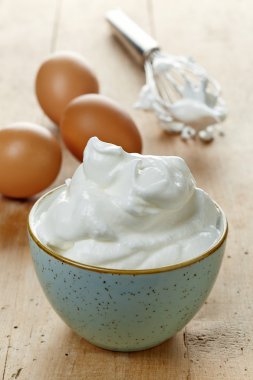 dövülmüş yumurta akı 