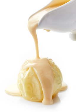 vanilya soslu fırında elma dökme