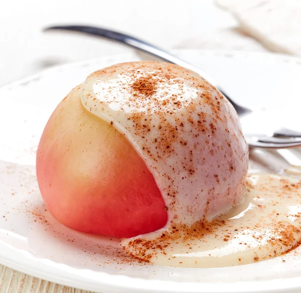 Baked apple dessert with vanilla sauce — Stock Photo, Image