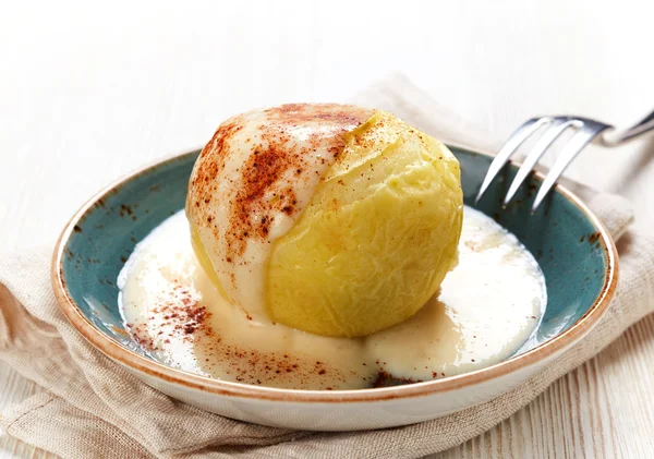 Baked apple dessert with vanilla sauce — Stock Photo, Image