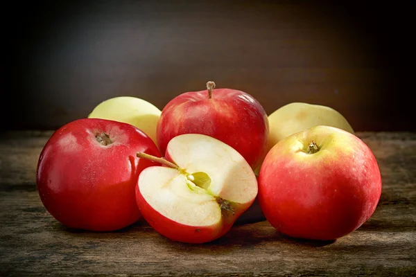 Frische rote Äpfel — Stockfoto