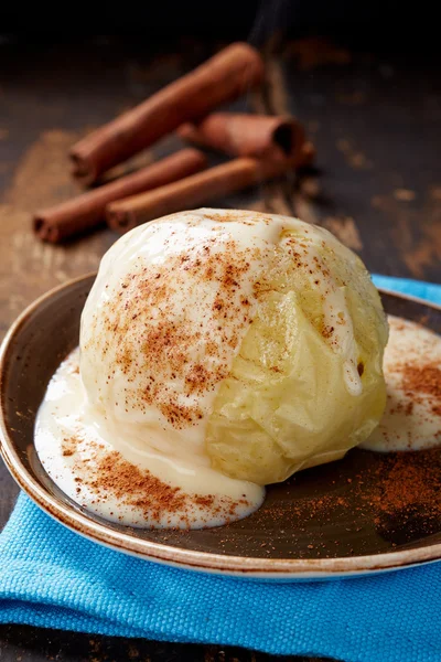 Dessert aux pommes cuit au four avec sauce vanille — Photo