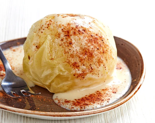 Baked apple dessert with vanilla sauce — Stock Photo, Image