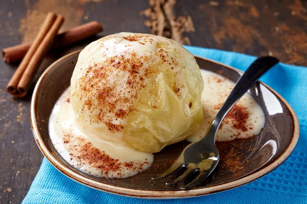 Postre de manzana al horno con salsa de vainilla — Foto de Stock