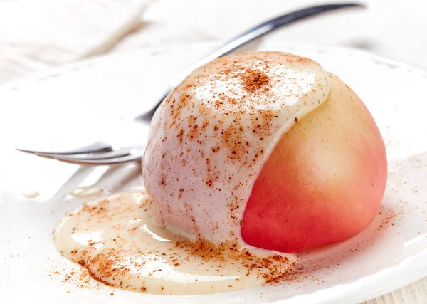 Baked apple dessert with vanilla sauce — Stock Photo, Image