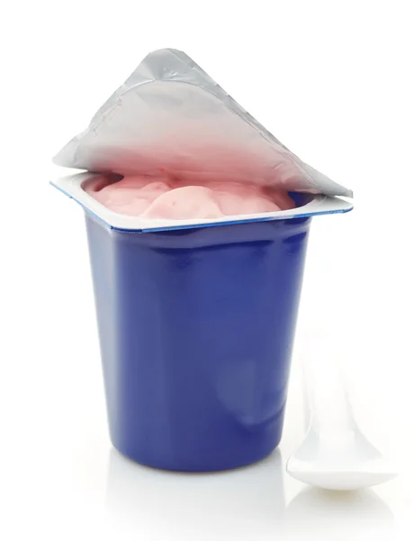 Frischer rosa Beeren-Joghurt im blauen Plastiktopf — Stockfoto