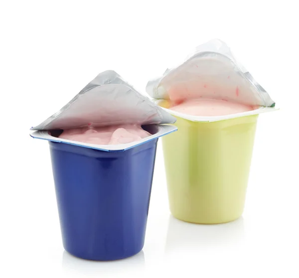 Zwei Kunststoff-Joghurt-Töpfe — Stockfoto