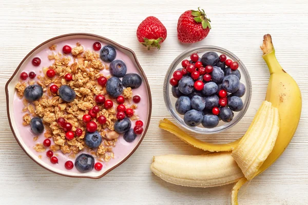 Zdravá snídaně. jogurt s müsli a ovocem — Stock fotografie