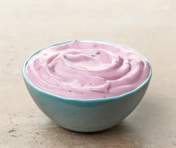 Bowl of pink blueberry yogurt — Stock Photo, Image