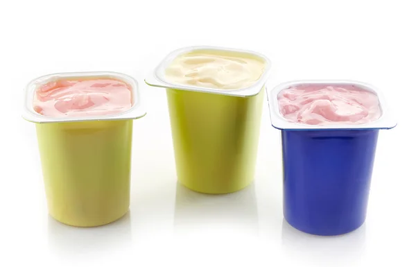 Verschillende plastic yoghurt potten — Stockfoto