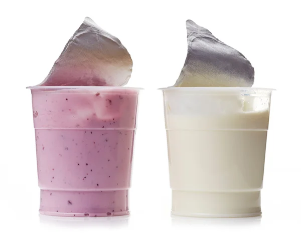 Два различных пластиковых горшка для йогурта — стоковое фото