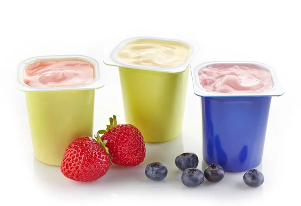 Vários potes de iogurte de plástico — Fotografia de Stock